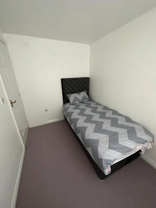 Spacious & Lovely 4 Bedroom Home In Manchester-1