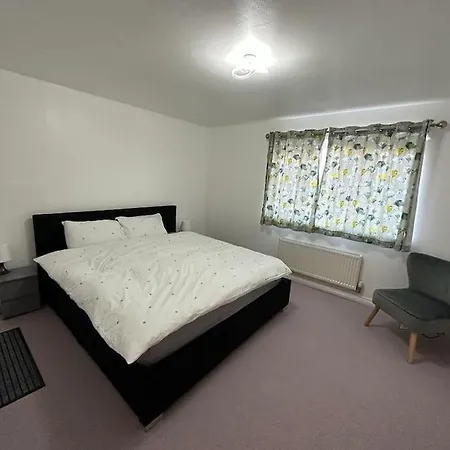 Spacious & Lovely 4 Bedroom Home In Manchester-2