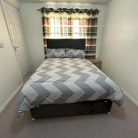 Spacious & Lovely 4 Bedroom Home In Manchester-3